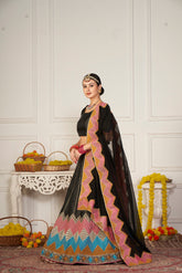 Lehenga Choli en taffetas de soie noir brodé